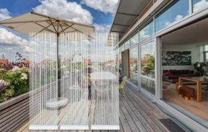 Weisse Stäbe und Stangen als Sichtschutz für die Terrasse und Balkon